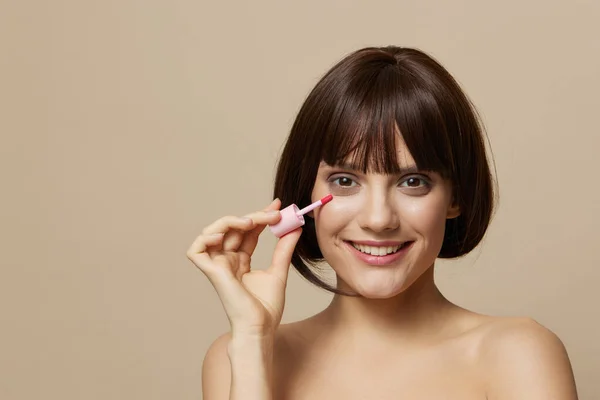 Schöne Frau Make-up Lippenstift in der Hand Modell posiert Nahaufnahme Lifestyle — Stockfoto