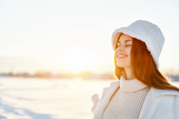 Güzel kadın gülümse kış havasında yürü beyaz palto temiz hava — Stok fotoğraf