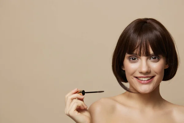 Frau Wimpernbürste Modell Make-up posiert isoliert Hintergrund — Stockfoto