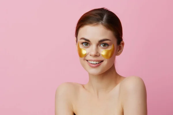 Mooie vrouw gouden vlekken op het gezicht close-up Lifestyle — Stockfoto