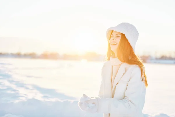 Kobieta czerwony włosy śnieg pole zima ubrania Słoneczny zimowy dzień Styl życia — Zdjęcie stockowe