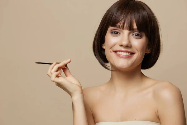 Frau Wimpernbürste Modell Make-up posiert isoliert Hintergrund — Stockfoto