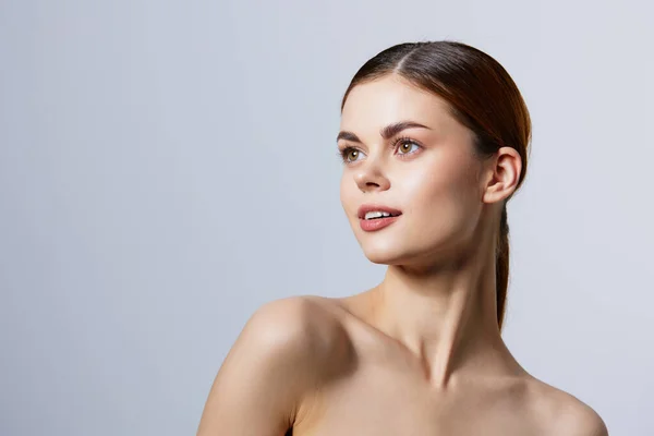 Jonge vrouw rood haar kale schouders cosmetica huidverzorging close-up Lifestyle — Stockfoto