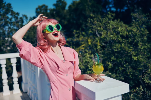 Mulher na moda com cabelo rosa coquetel de verão bebida refrescante inalterada — Fotografia de Stock