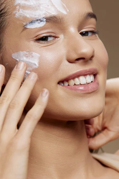 인물사진 여성 마스크 크림 깨끗 한 피부 얼굴닦기 — 스톡 사진