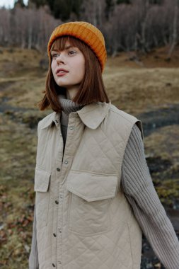 Sonbahar elbiseli kadın doğa ağaçları yaşam tarzını değiştirir.