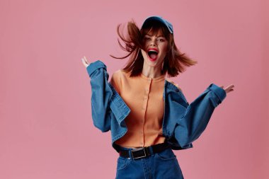 Güzellik modası kadın kot şapkası kırmızı dudaklar cazibe moda arka planı değiştirilmemiş