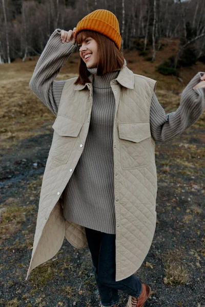 Jovem mulher andar ao ar livre outono tempo montanhas estilo de vida — Fotografia de Stock