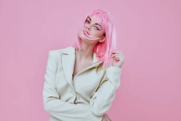 Gyönyörű divatos lány modern stílus rózsaszín haj Vörös ajkak divat szín háttér változatlan — Stock Fotó
