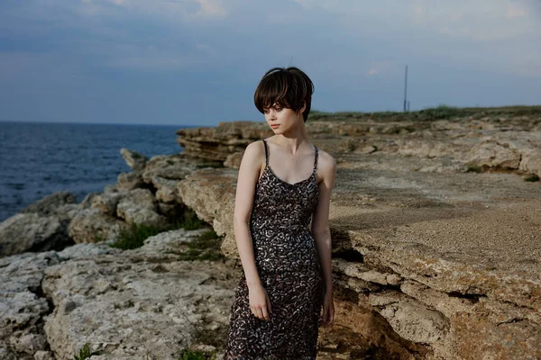 Jolie femme en robe paysage luxe nature mer intacte — Photo
