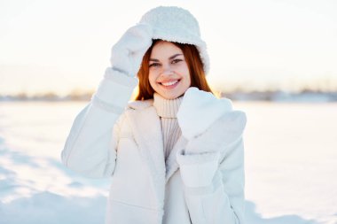 Genç kadın kızıl saçlı kar tarlası kışlık giysiler güneşli kış günü yaşam tarzı