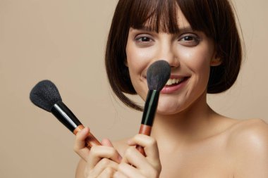 Portre kadını gülümsemesi çekici fırçalar kısa saç kesimi izole arka plan