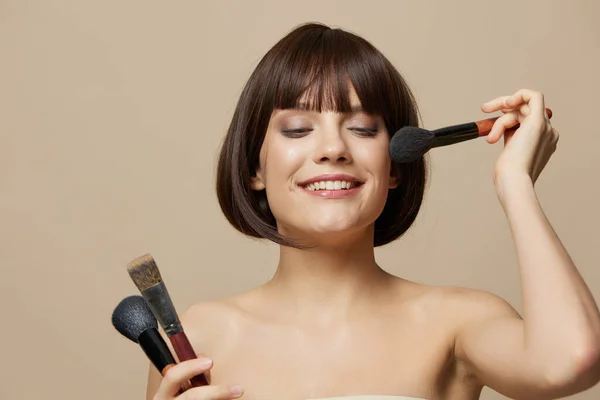 Schöne Frau Make-up Pinsel in der Hand Modell Make-up posiert isoliert Hintergrund — Stockfoto