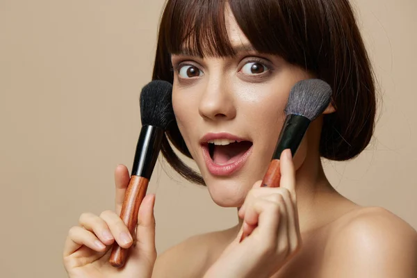 Junge Frau brushe Kosmetik attraktiv aussehen posiert isoliert Hintergrund — Stockfoto