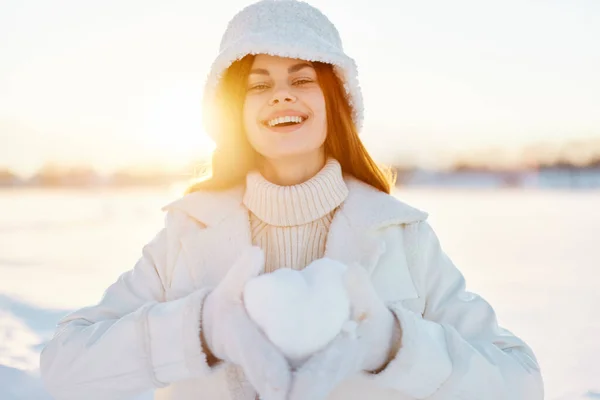 Hermosa mujer sonrisa invierno humor caminar blanco capa nieve en las manos viaje —  Fotos de Stock
