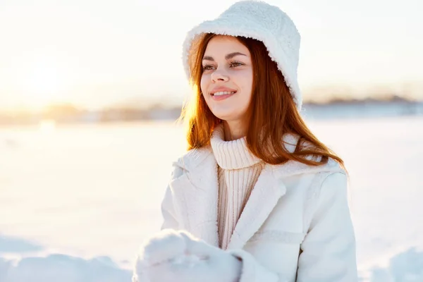 Young woman in a white coat in a hat winter landscape walk Lifestyle — Stock Photo, Image