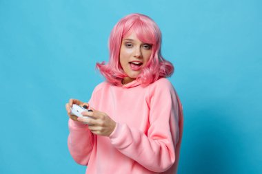 oyun oynayan kadın joystick eğlenceli izole arkaplan