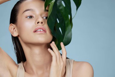 Güzel gülümseme yeşil yaprak saf ten cazibesi yakın çekim yaşam tarzı