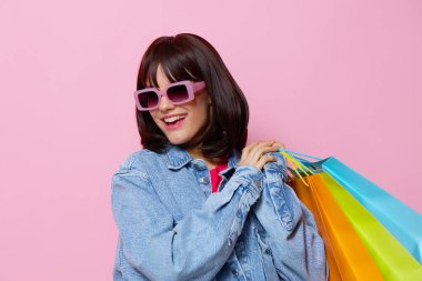 Mağazadan alışveriş yapan güzel bir kadın eğlence dünyasının izole edilmiş arka planı.