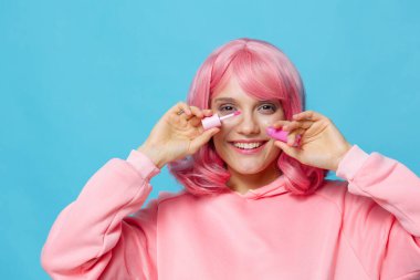 Güzel bir kadın kozmetik ürünlerle yüz yüze, yakın çekim cazibesi izole edilmiş arka plan.