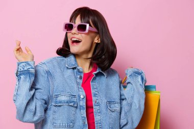 Güzel kadın gülümsemesi renkli paketler mutluluk yaşam tarzı moda