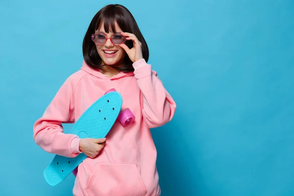 스케이트보드 생활 방식으로 선글라스를 낀 여자 — 스톡 사진