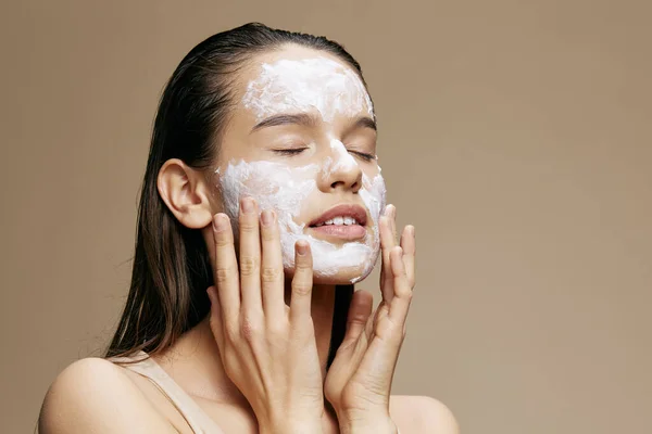 Hermosa mujer aplicando una mascarilla calmante cosmética Juventud y cuidado de la piel Concepto — Foto de Stock