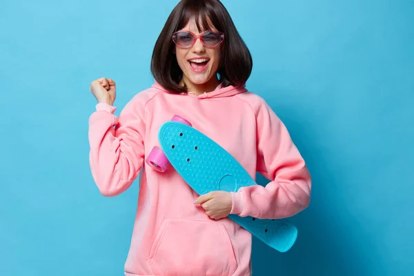 Kvinna i rosa tröja skateboard underhållning livsstil mode — Stockfoto