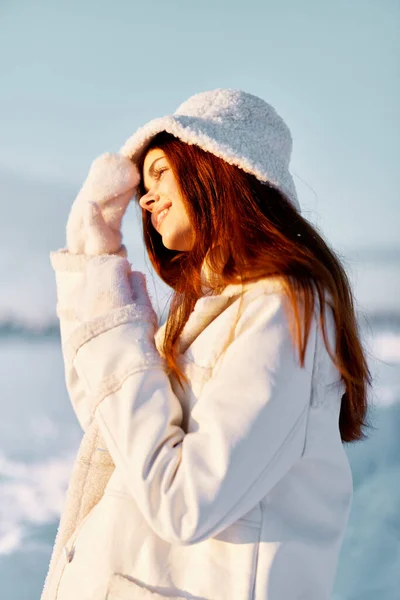Jovem mulher cabelo vermelho campo de neve roupas de inverno Estilo de vida — Fotografia de Stock