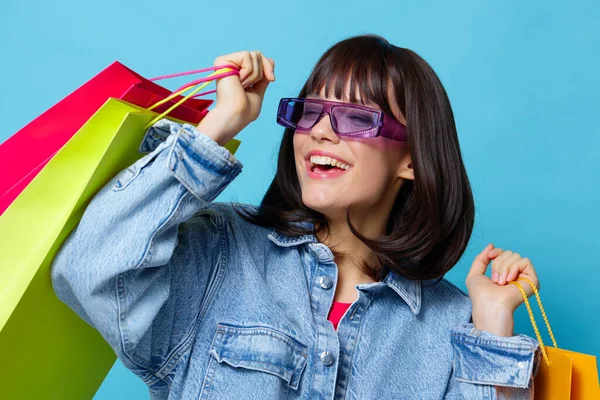 Νεαρή γυναίκα σε γυαλιά ηλίου ψώνια συναισθήματα που θέτουν χαρά απομονωμένη φόντο — Φωτογραφία Αρχείου