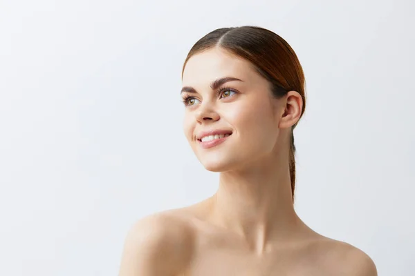 Vrouw rood haar kale schouders cosmetica huidverzorging licht achtergrond — Stockfoto