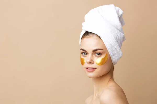 Wanita patch rejuvenation kulit peduli menyenangkan setelah mandi latar beige — Stok Foto