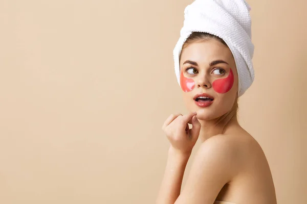 Mujer hermosa rosa parches piel limpia sonrisa posando primer plano estilo de vida — Foto de Stock