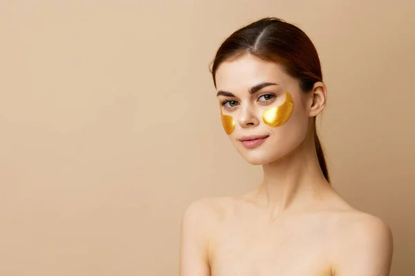 Vrouw pleisters verjonging huidverzorging plezier na douche close-up Lifestyle — Stockfoto