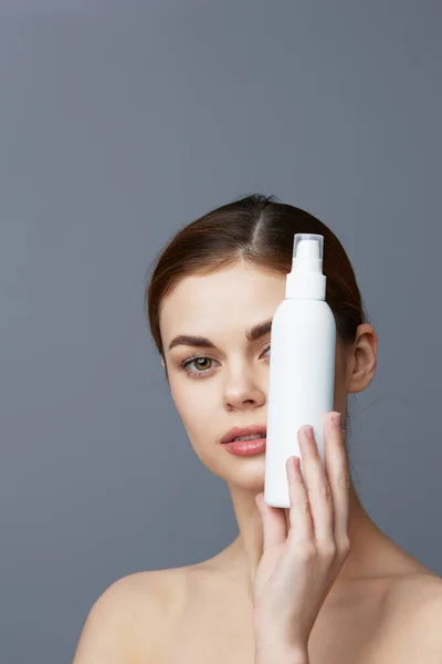 Ung kvinna kropp lotion föryngring kosmetika isolerad bakgrund — Stockfoto