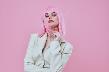 Güzel, genç bayan, modern tarz pembe saç arkaplanı değiştirilmemiş.