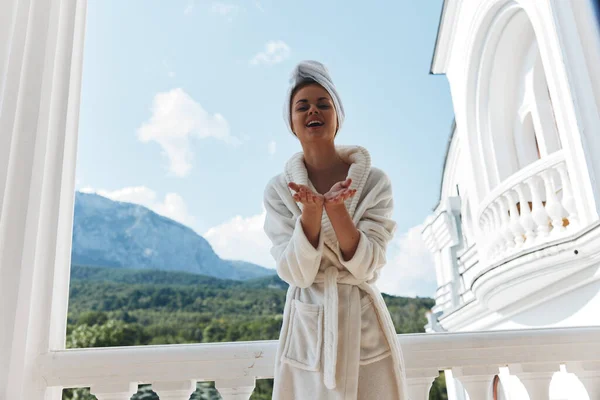 Bella donna in piedi sul balcone guardando le vacanze in montagna in montagna in estate concetto di relax — Foto Stock