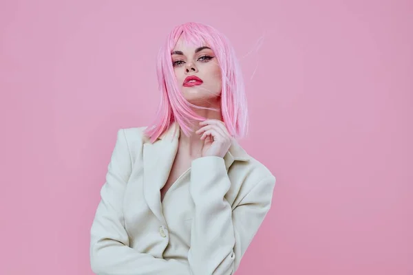 Pěkný mladý žena moderní styl růžové vlasy barvy pozadí beze změny — Stock fotografie