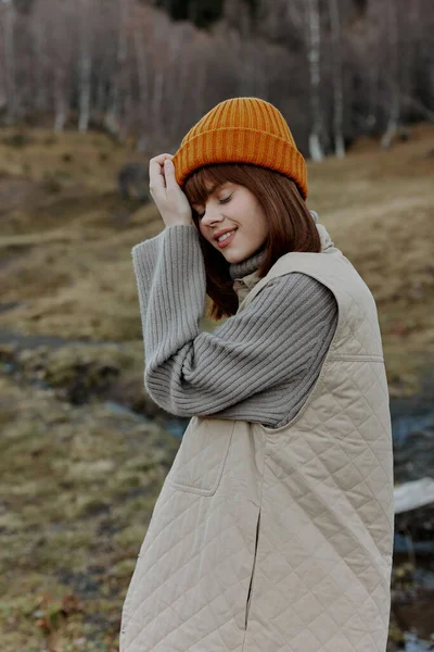 Mujer caminar al aire libre otoño clima montañas estilo de vida —  Fotos de Stock