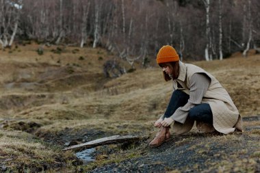 Sonbahar ormanındaki bir kadının portresi. Temiz hava seyahati manzarası.