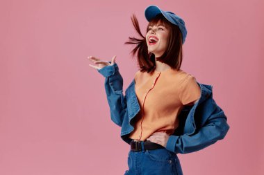 Güzel bayan kot şapkalı kırmızı dudaklar cazibeli moda stüdyosu modeli değiştirilmemiş