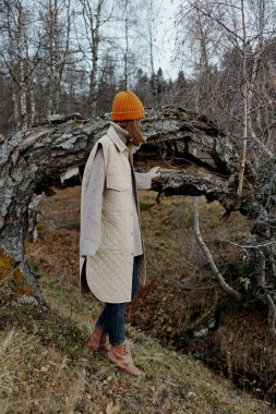 Sonbahar tarzı bir ağacın yanında duran kadın temiz hava manzarası