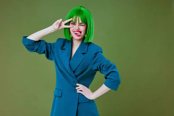 Ritratto di una signora affascinante gesto divertente mani capelli verdi moda sfondo verde inalterato — Foto Stock