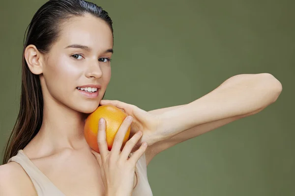 Woman eating grapefruit in hands smile vitamins diet isolated background — Stock Photo, Image