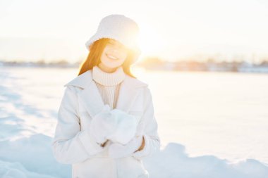 Güzel kadın kızıl saçlı kar tarlası kışlık giysiler güneşli kış günü temiz hava