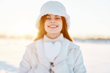 Güzel kadın kış kıyafetleri kar yürüyüşü soğuk tatil karı ellerinde kalp şeklinde bir yaşam tarzı