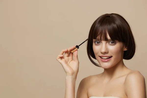 Schöne Frau Mascara Kosmetik attraktiv aussehen posiert isoliert Hintergrund — Stockfoto