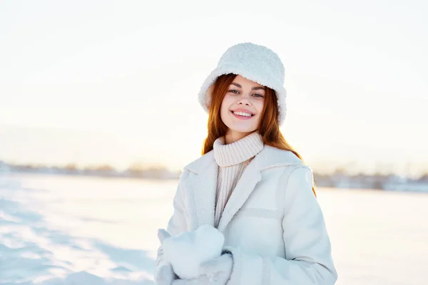 Mooie vrouw glimlach winter stemming lopen witte jas sneeuw in de handen reizen — Stockfoto