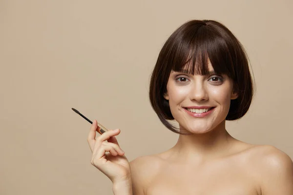 Schöne Frau Lächeln Mascara Charme Kurzhaarschnitt isoliert Hintergrund — Stockfoto