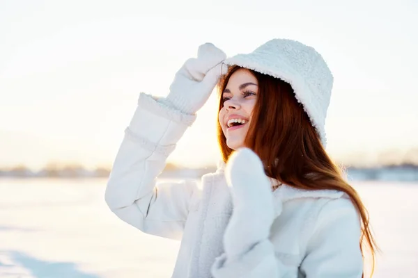 Güzel kadın kış havası kar poz doğa yaşam tarzı — Stok fotoğraf